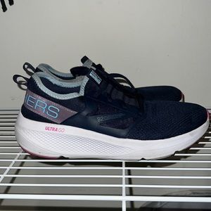 Skechers Ultra Go sz 9
